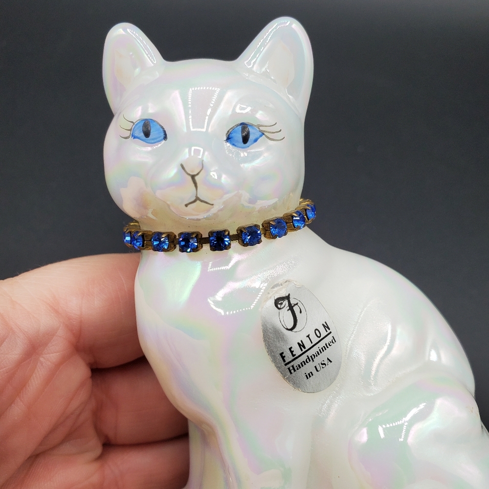 Fenton irredescent cat with blue necklace figurine - Picture 5 of 6